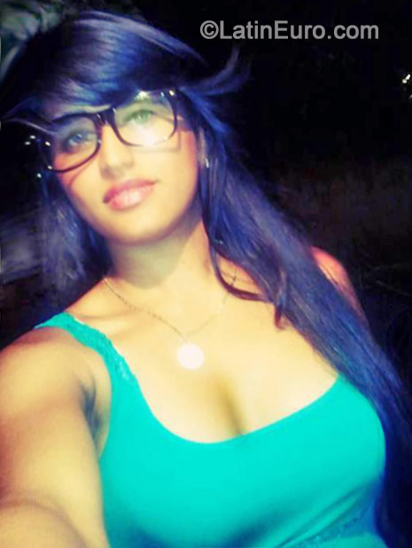 Date this georgeous Venezuela girl Daniela from Caracas VE271
