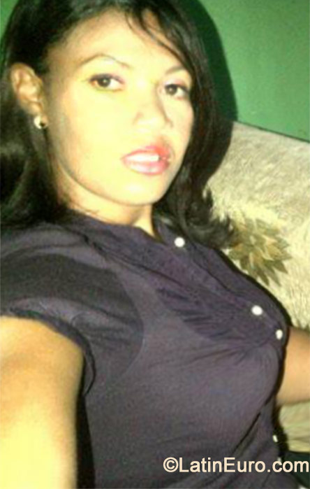 Date this athletic Dominican Republic girl Elvira from Santo Domingo DO19329