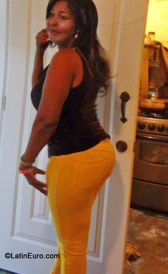 Date this lovely Dominican Republic girl Tomasina from Santo Domingo DO19332