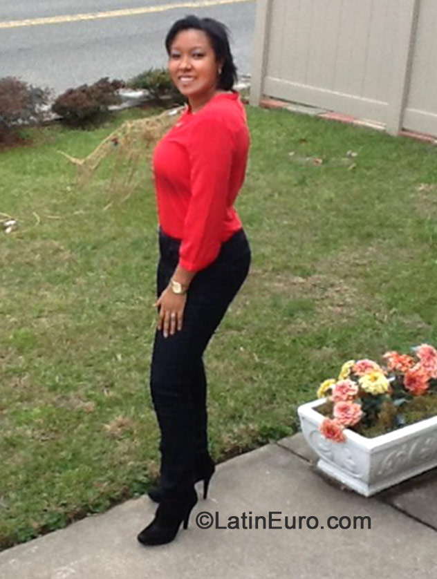 Date this cute United States girl Rossanna from Philadelphia DO19340