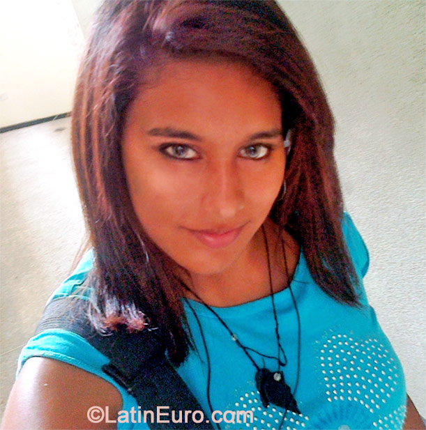 Date this attractive Venezuela girl Andrea from Caracas VE282