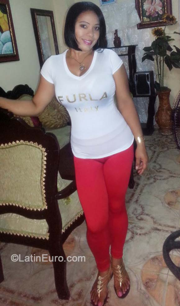 Date this happy Dominican Republic girl Yoselin from Santo Domingo DO22305