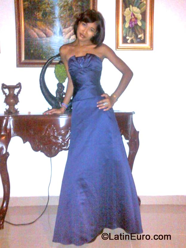 Date this charming Dominican Republic girl Flor angel from Santo Domingo DO19697