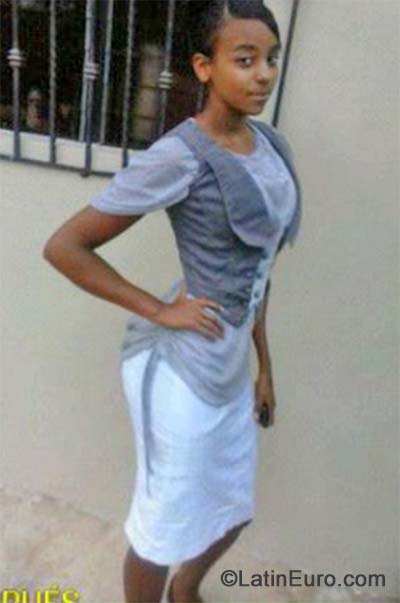 Date this pretty Dominican Republic girl Esthefanie from Santo Domingo DO19845