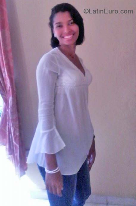Date this tall Dominican Republic girl Laura from Santo Domingo DO21053