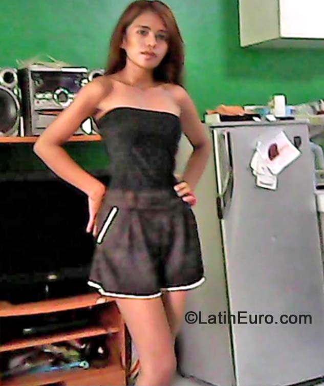 Date this foxy Philippines girl Lerhinia from Manila PH668