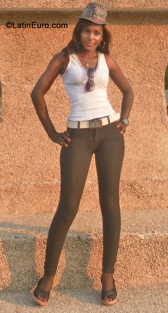 Date this tall Gabon girl Zita from Libreville GA15