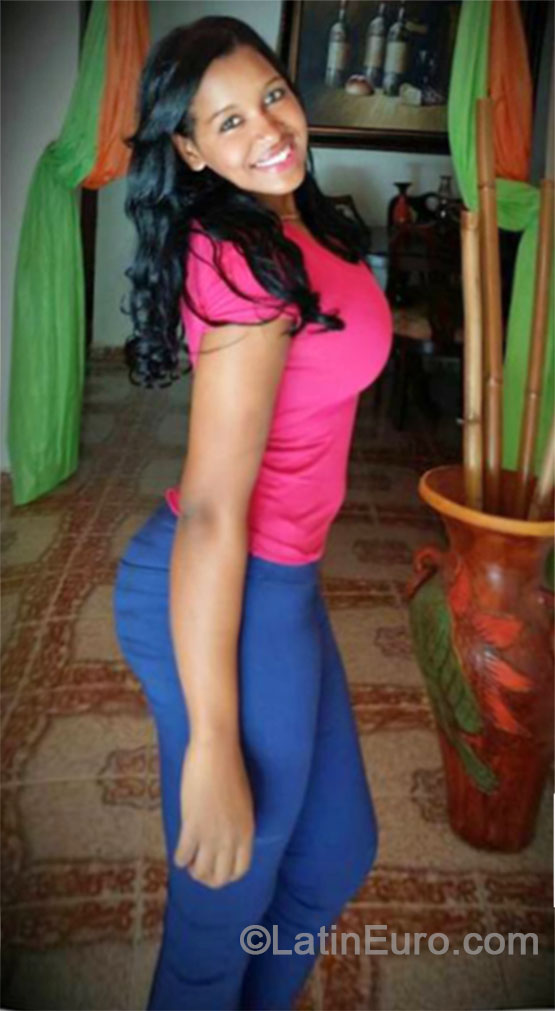 Date this foxy Dominican Republic girl Lesly from Santo Domingo DO19877