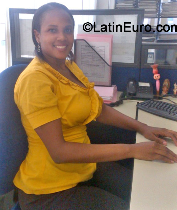 Date this foxy Colombia girl MAGNOLIA from Buenaventura CO16151