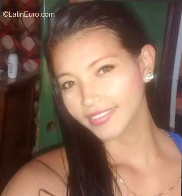 Date this cute Colombia girl Jenifer from Pereira CO16373