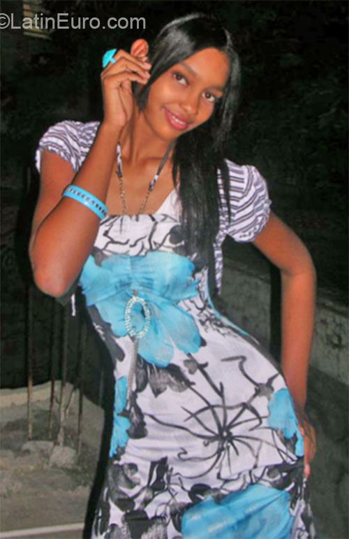 Date this stunning Dominican Republic girl Cinthia from Santo Domingo DO21964