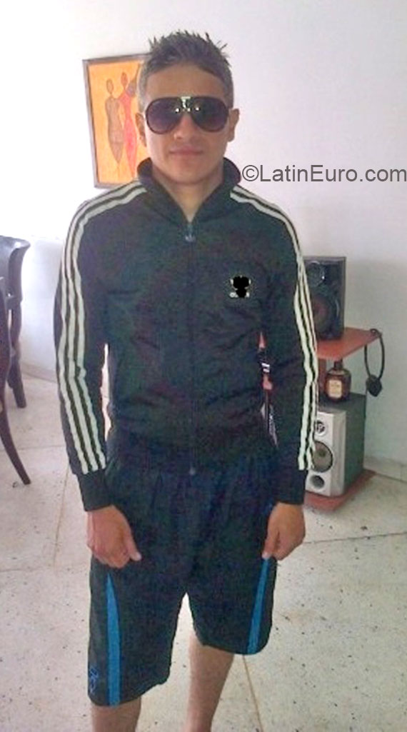 Date this tall Colombia man Miller from Cali CO16638