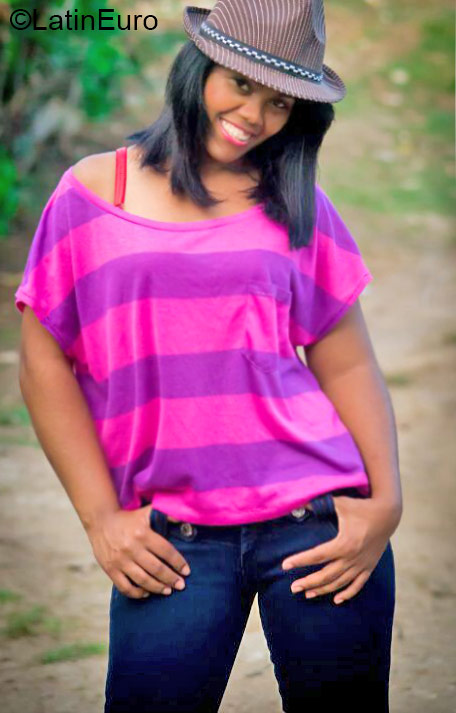 Date this happy Dominican Republic girl Genesis from Santo Domingo DO20906