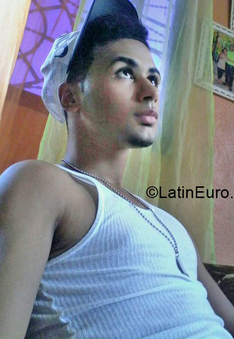 Date this lovely Dominican Republic man Confesor from Santo Domingo DO20998