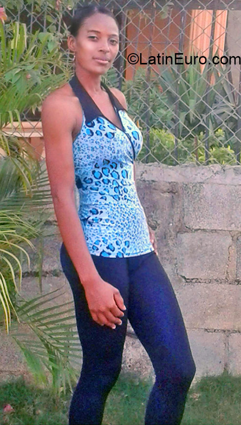 Date this funny Dominican Republic girl Santa from Santo Domingo DO21111