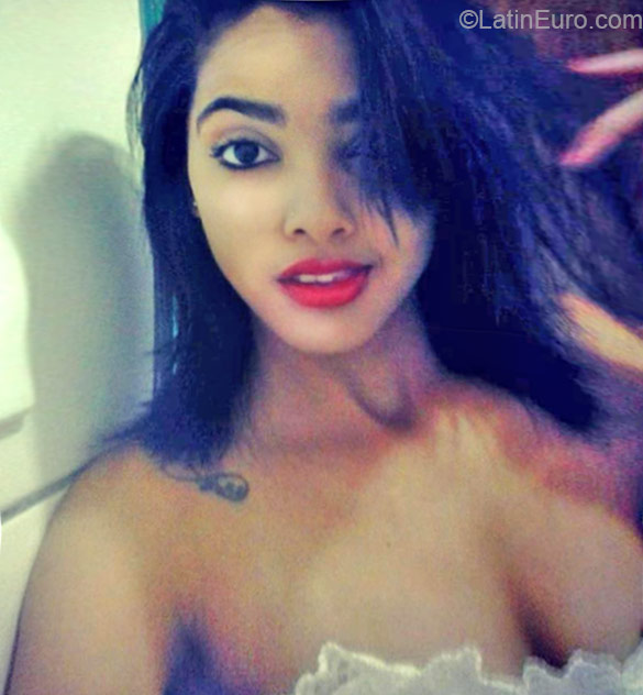 Date this nice looking Brazil girl Milena from Senhor Do Bonfim BR9194