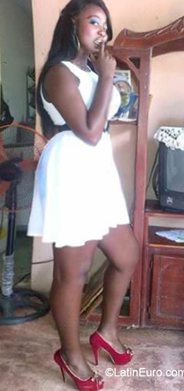 Date this nice looking Dominican Republic girl Thania from Santo Domingo DO21186