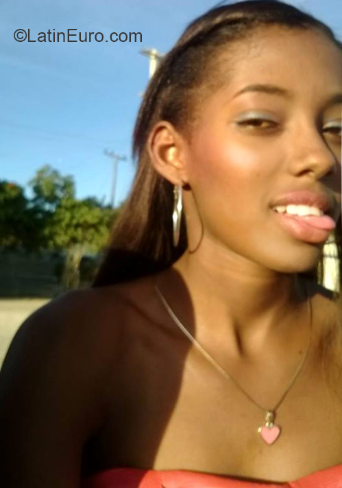 Date this stunning Dominican Republic girl Myriams from Santo Domingo DO21225