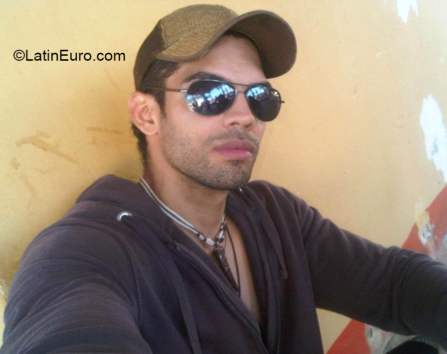 Date this gorgeous Venezuela man Roberth from Maracaibo VE403