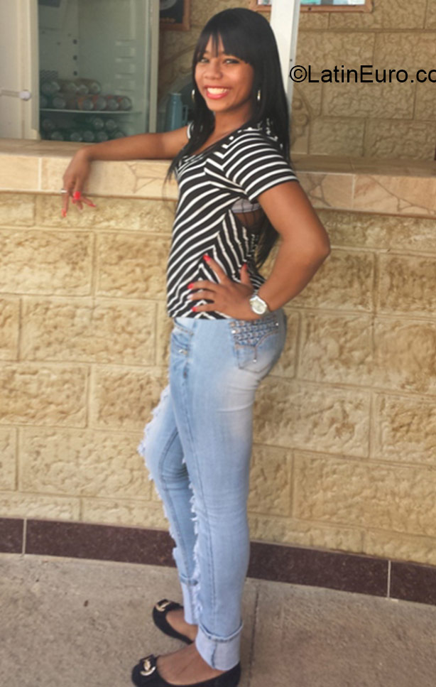Date this sultry Dominican Republic girl Deyanira from Santo Domingo DO21518
