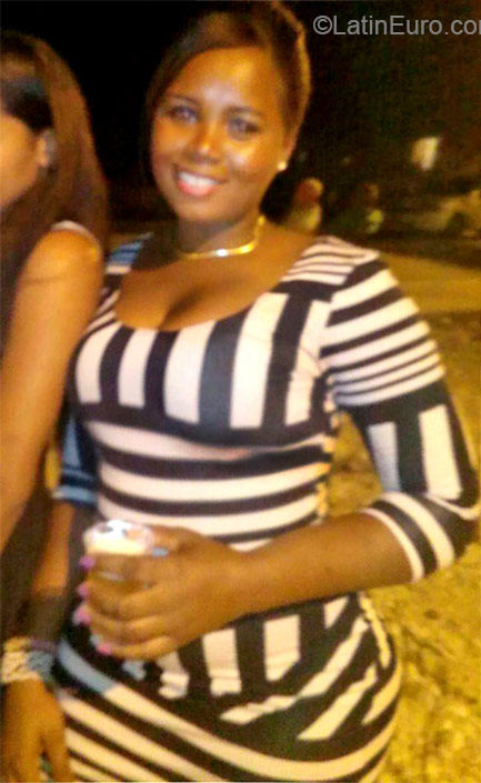 Date this pretty Dominican Republic girl Desmirda from Santo Domingo DO21538