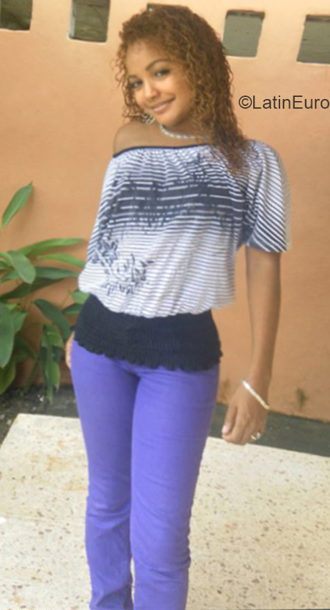 Date this attractive Dominican Republic girl Dariany from Santo Domingo DO21619