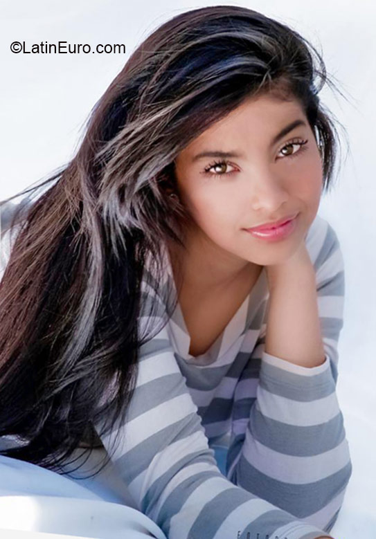 Date this happy Venezuela girl Carolina from Merida VE435