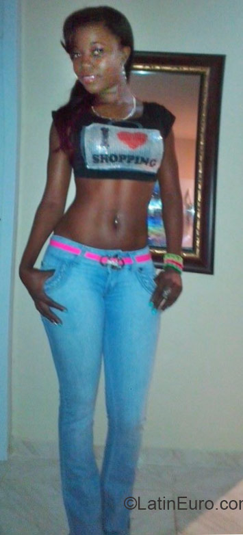 Date this nice looking Dominican Republic girl Nelly from Santo Domingo DO22587