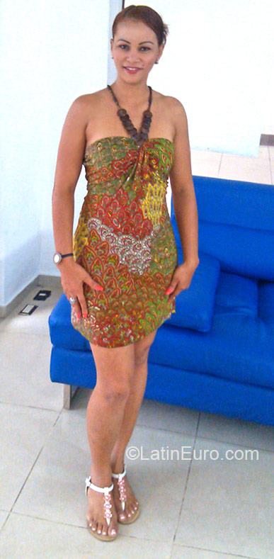 Date this happy Dominican Republic girl Leidy from Santo Domingo DO21756