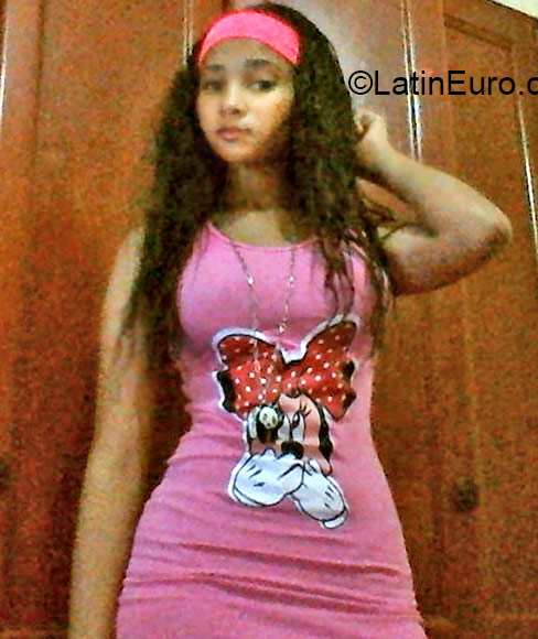 Date this nice looking Dominican Republic girl Lenny from Santo Domingo DO21782