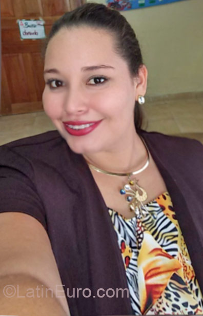 Date this athletic Panama girl Cintia from Panama PA587