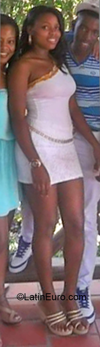 Date this happy Colombia girl Claudia from Cali CO17255