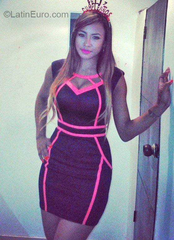 Date this pretty Colombia girl Heidy from Cartagena CO17498