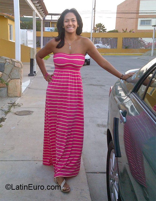 Date this lovely Venezuela girl Yetzica from Valencia VE522