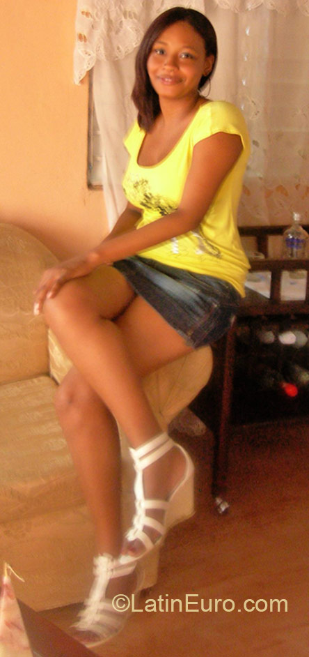 Date this attractive Dominican Republic girl Karina from Santo Domingo DO22377