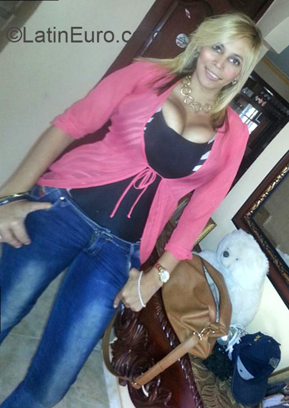 Date this happy Dominican Republic girl Elizabeth from San Pedro De Macoris DO22380
