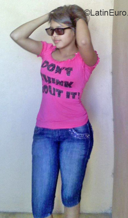 Date this pretty Dominican Republic girl Karina from Santo Domingo DO22418