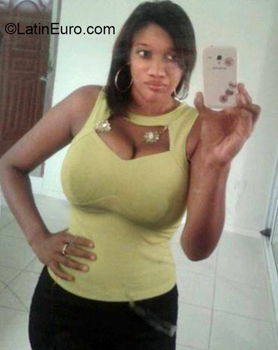 Date this stunning Dominican Republic girl Alejandra from Santiago DO22458