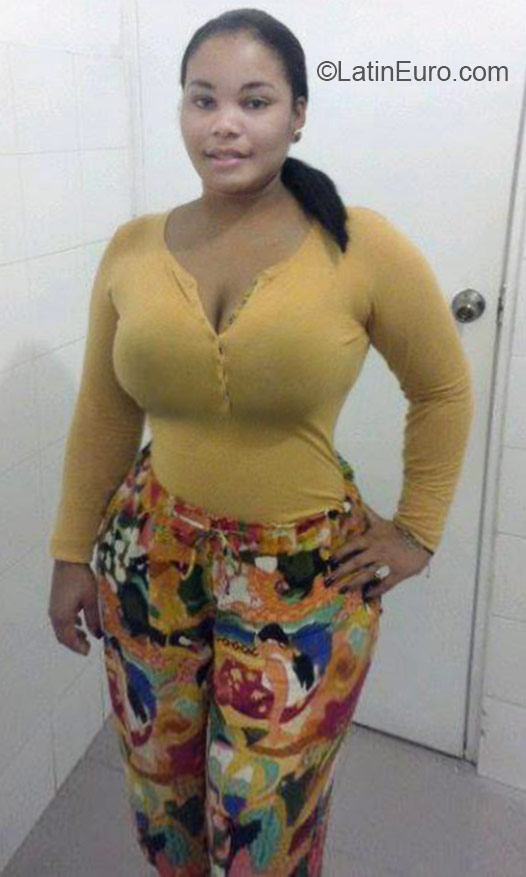 Date this nice looking Dominican Republic girl Massiel from Santo Domingo DO22462