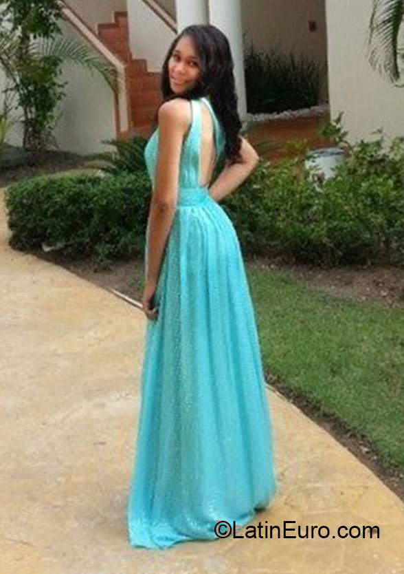 Date this happy Dominican Republic girl Wiki from Santo Domingo DO22935
