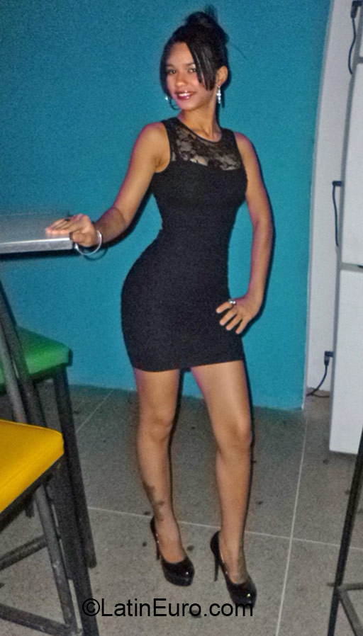 Date this hard body Cuba girl Zenien from Havana CU61