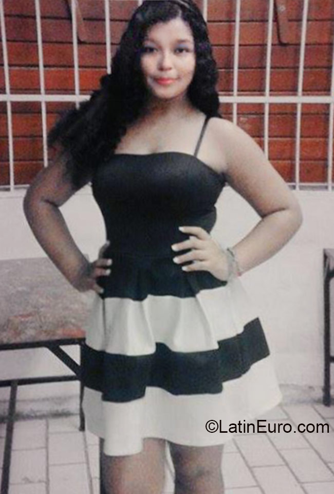 Date this sensual Mexico girl Erika from Paya del carmen MX1431