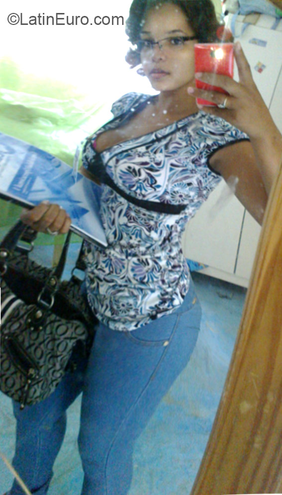 Date this lovely Dominican Republic girl Yuly from Santo Domingo DO22557