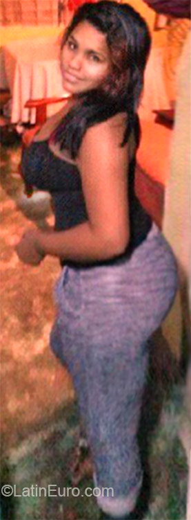 Date this pretty Dominican Republic girl Loreis from Santo Domingo DO22653