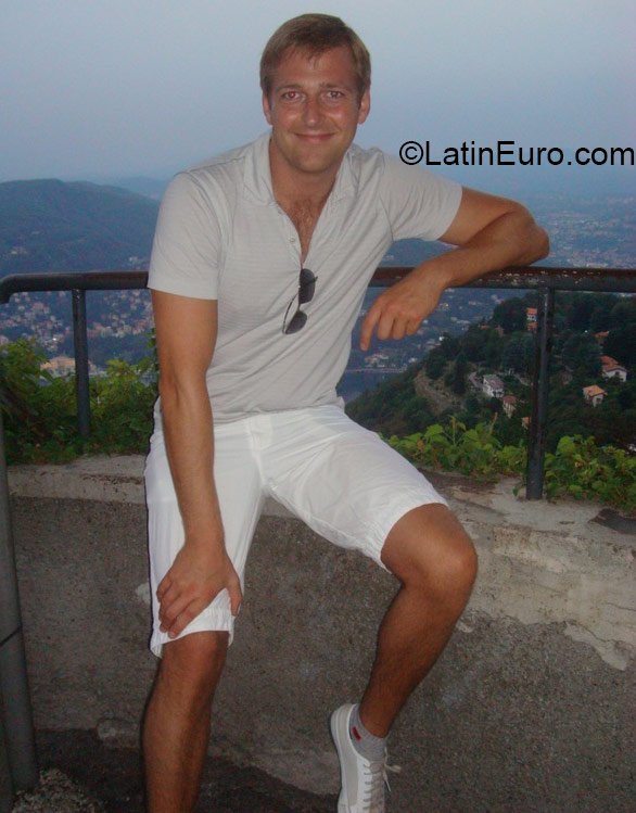 Date this nice looking United Kingdom man Benjamin from London GB821