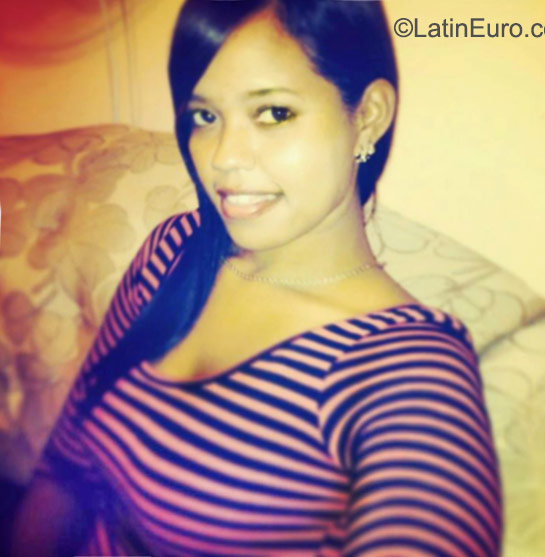 Date this charming Dominican Republic girl Erika from Santo Domingo DO22867