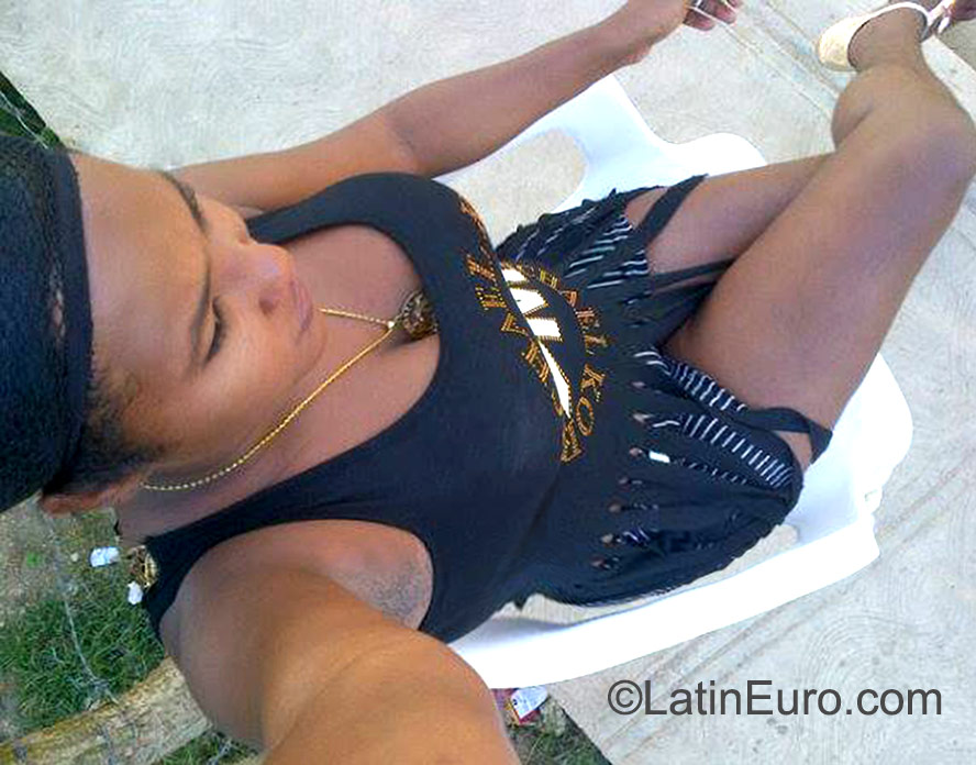 Date this hard body Dominican Republic girl Dahiana from Santo Domingo DO22890