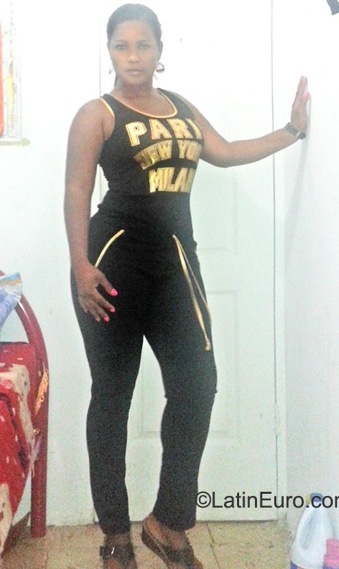 Date this attractive Colombia girl Yaraldes from Panama City CO17897