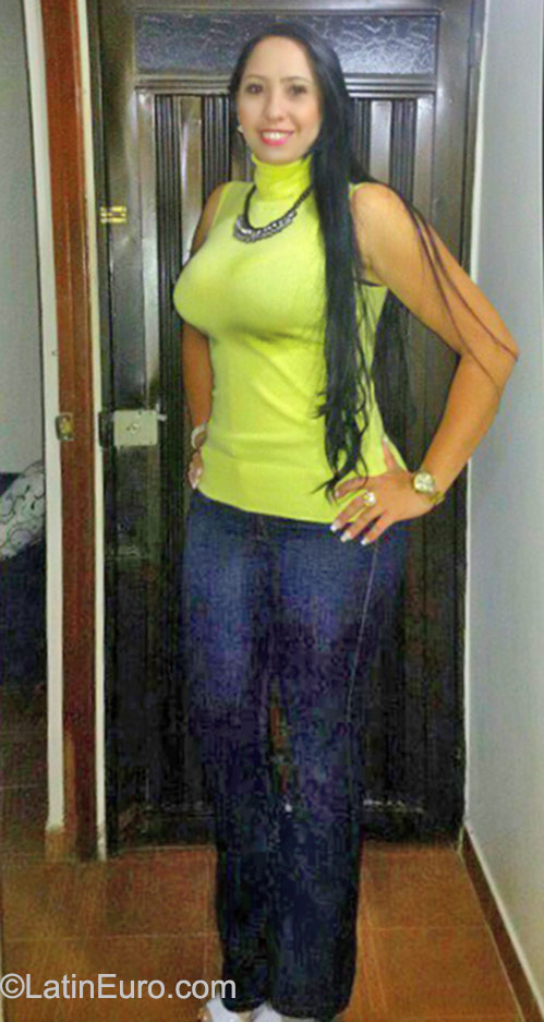 Date this nice looking Colombia girl Andrea from Medellin CO17942