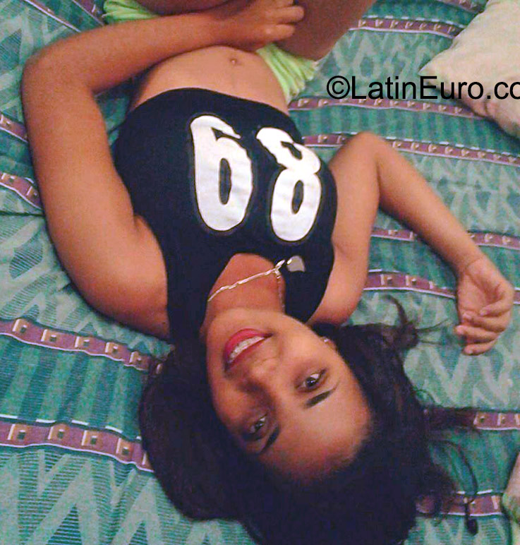 Date this pretty Dominican Republic girl Lucia from Santo Domingo DO23181